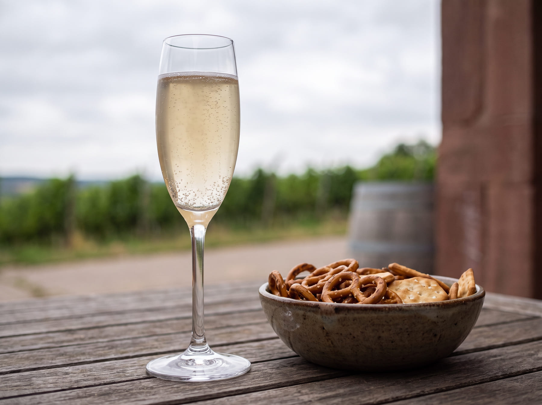 Ein Glas Perlwein und Aperitif