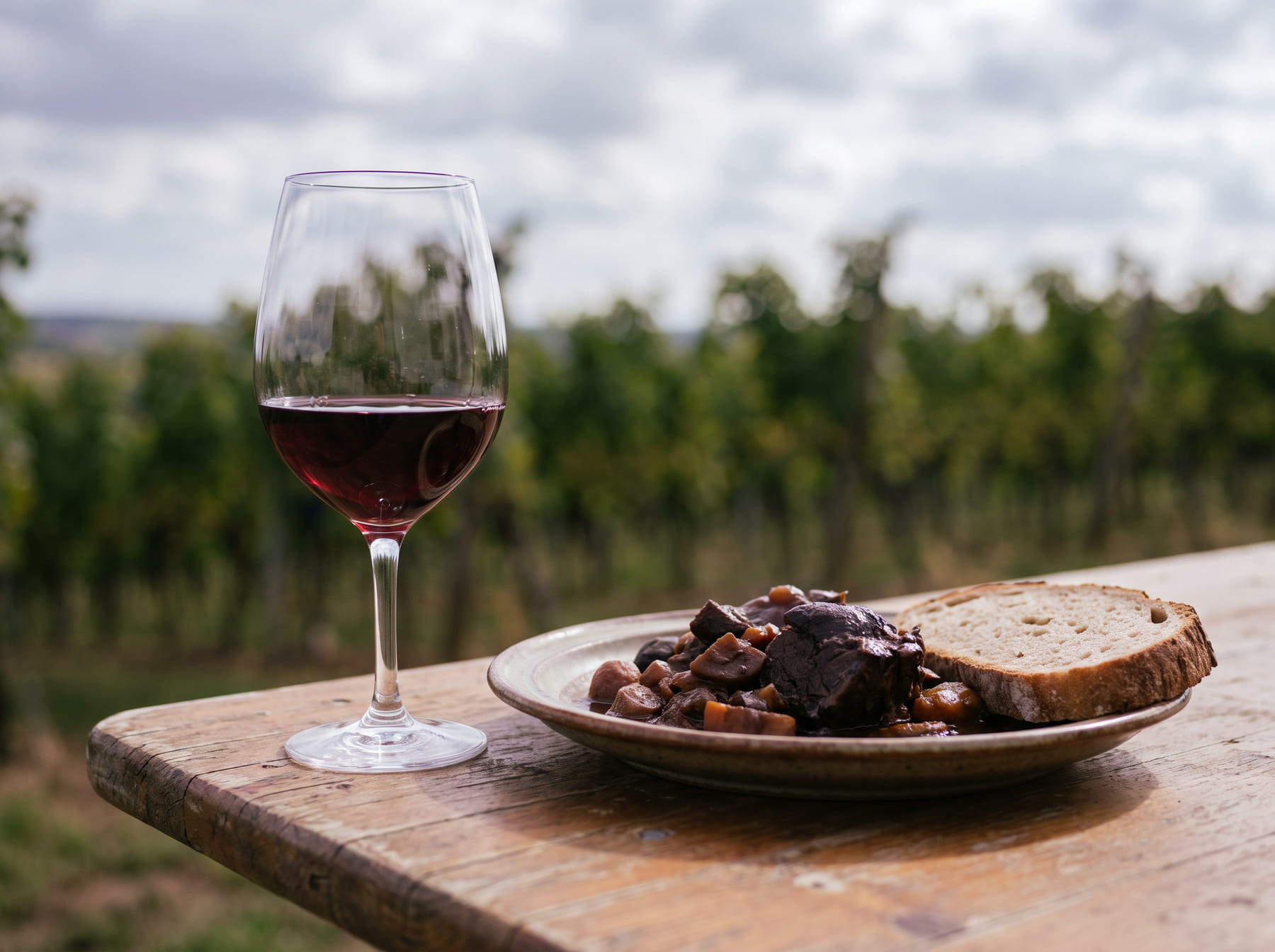 Ein Glas Rotwein und Wild